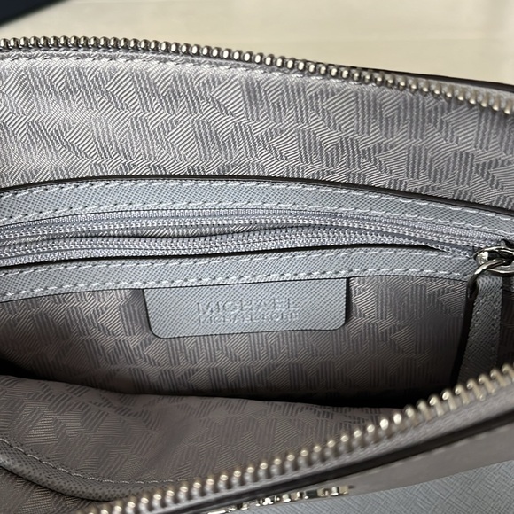 Michael Kors Brand New women’s bag. Superb condition. Lt. grey w/2 interior pkts - Picture 6 of 9
